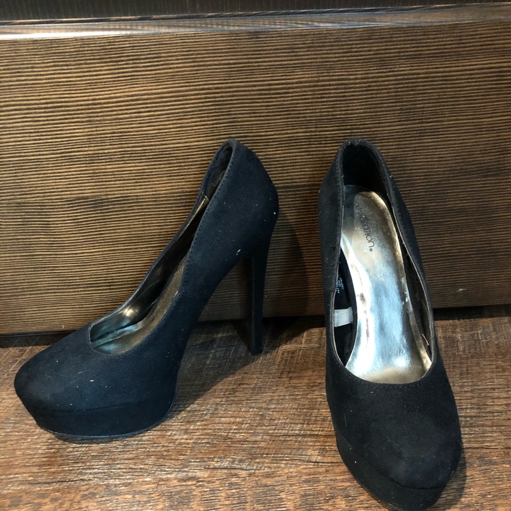 Black pumps